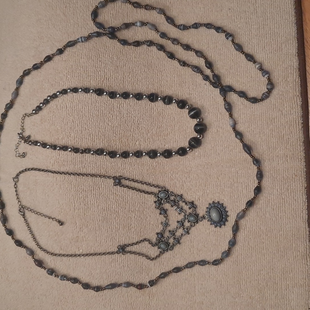 Lot of 3 womens necklaces.